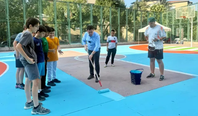 Bursa Osmangazi'de Başkan Aydın gençlerle basketbol sahası boyadı