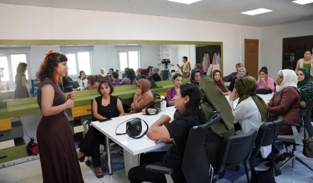 DBB’nin kursundan faydalanan kadınlara toplumsal cinsiyet odaklı atölye
