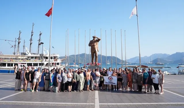 Denizli'de yüzme öğrenen kadınlar Marmaris’te denizle buluştu