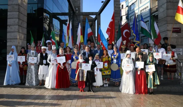 Dünya barışı için horon ile el ele