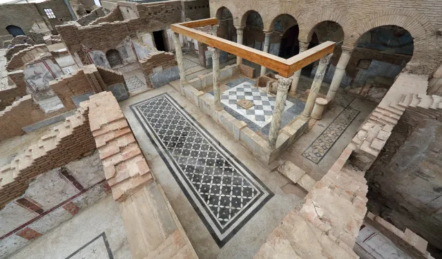 Efes'in simge yapılarından Yamaçevler restorasyonda