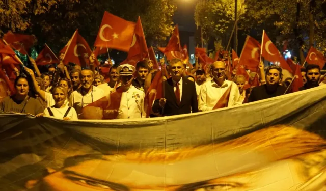 Fener alayı Gölcük'ü aydınlattı