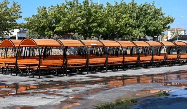 İzmir Bornova parklarına kapalı bank konforu