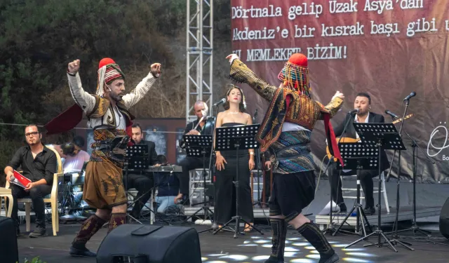 İzmir Bornova’da 30 Ağustos’un 103. yılı büyük coşkuyla kutlandı