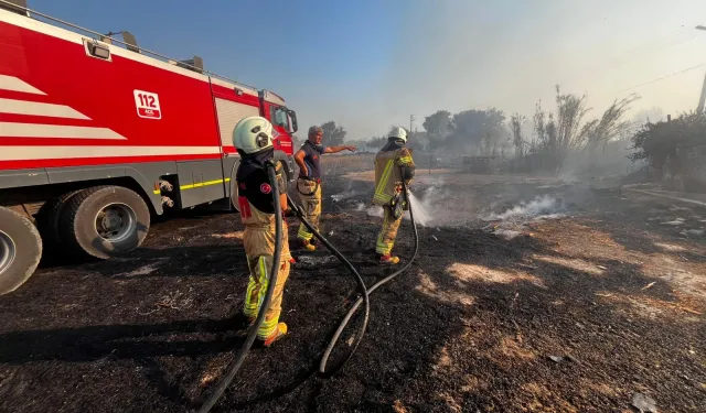 İzmir Menemen’deki ot yangını fabrikalara sıçramadan kontrol altında