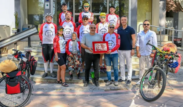 İzmir'de 'Zafer Yolunda' pedallar iz bırakıyor