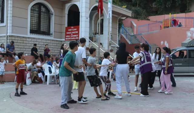İzmit'in mahallelerinde geleneksel şenlikte binlerce çocuk buluştu