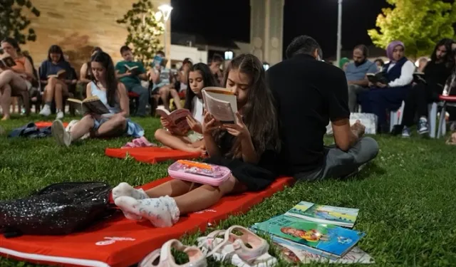 Kitapseverler sessiz okuma etkinliğinde bir araya geldi