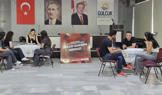 Kocaeli Gölcük'te tercih merkezi gençlerin yanında
