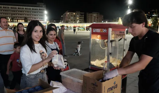 Kocaeli'nde sinema keyfi Milli İrade Meydanı'nda yaşanıyor