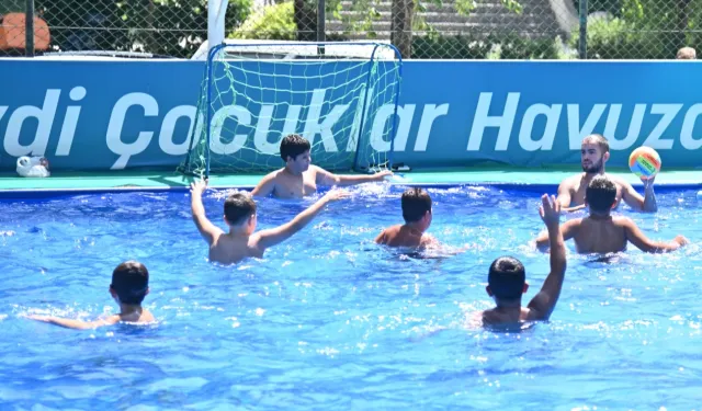 Manisa’da portatif havuzlarla ücretsiz yüzme keyfi