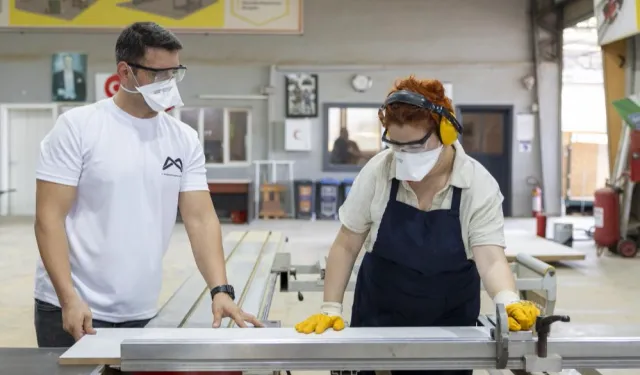 Mersin’de geleceğin mobilya ustaları yetişiyor