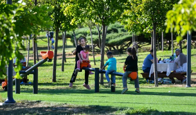 Sıcaktan bunalan parklara kaçıyor