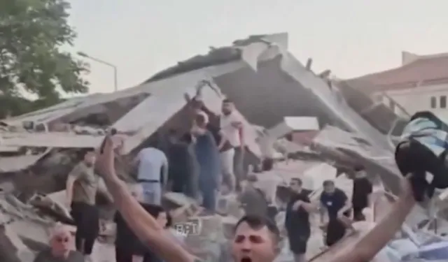 Sındırgı’da bir bina yıkıldı