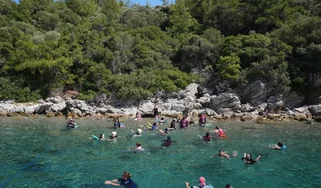 Yüzme öğrenen kadınlar Marmaris’te denizle buluştu