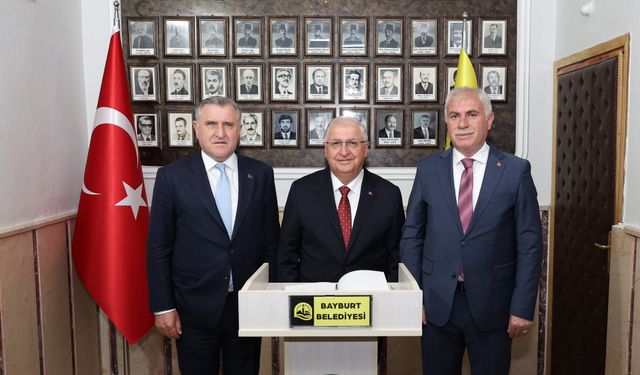 İki bakan, Bayburt Belediye Başkanı Mete Memiş'i makamında ziyaret etti.