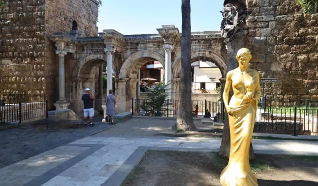 ANtalya'da 'Venüs' heykelleri kenti süslemeye başladı