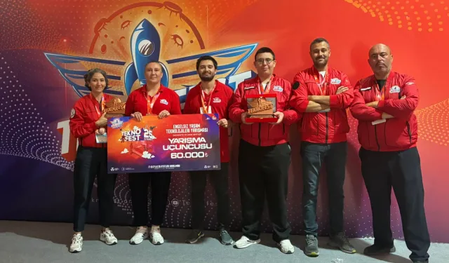 Bergama öğretmen ve öğrencilerinden Teknofest'te çifte başarı