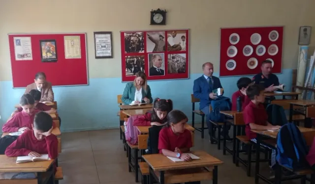 Bilecik Pazaryeri'nde protokol öğrencilerle birlikte kitap okudu