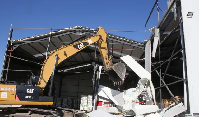 Bursa Nilüfer Belediyesi, Başköy’de ruhsatsız depoyu yıktı