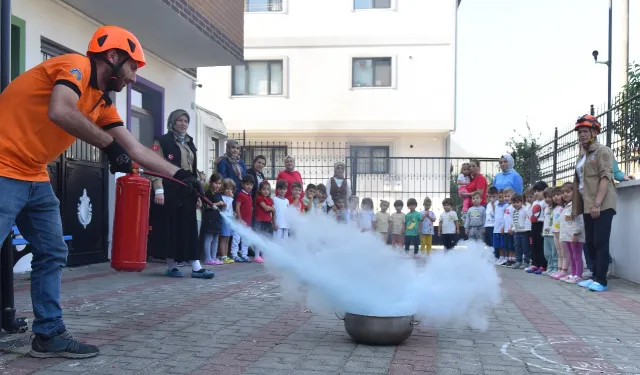 Bursa Yıldırım'da minik itfaiyeciler göz kamaştırdı