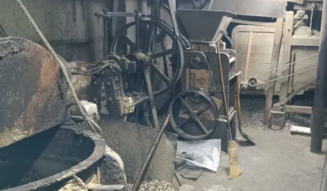 Bursa'da asırlık makinelerle ayçiçek yağı üretimi