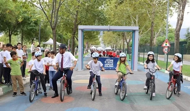 Bursa'da çocuklar bisikletle eğlenerek öğrendi