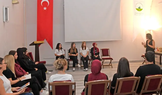 Bursa'da Osmangazi Belediyesi okutarak öğretiyor