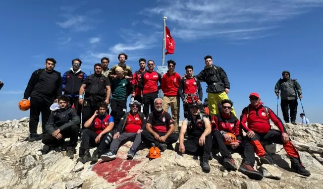 Bursalı dağcılar 'Zafer'i zirvede kutladı