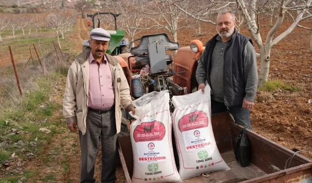 Denizli Büyükşehir’den üreticiye gübre desteği