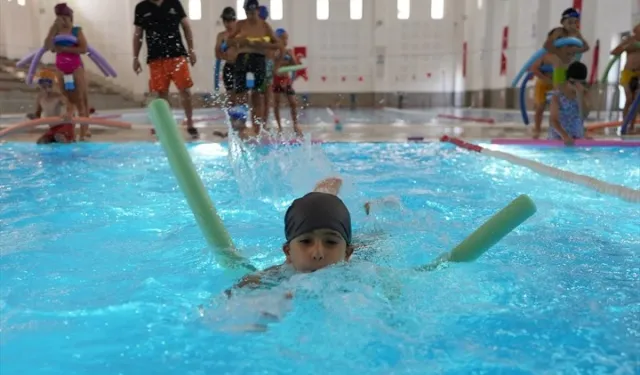 Denizli’de miniklere ücretsiz yüzme kursu