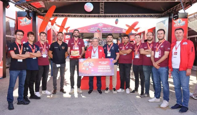 Dokuz Eylüllü öğrenciler başarılarıyla göğüsleri kabarttı