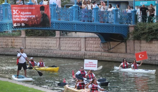 Eskişehir'de kano sporcularından unutulmaz gösteri