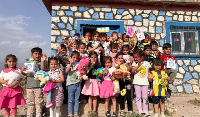 Hayırsever polis memuru Şahin’den ‘Askıda Kırtasiye’ projesi