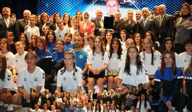 II. Kristal Ayaklar'da futbolun kraliçeleri ödüllendirildi