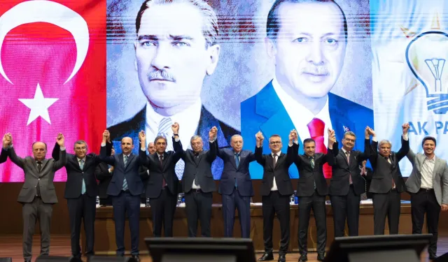 İki belediye başkanı AK Parti’ye katıldı... Rozetleri Erdoğan taktı!