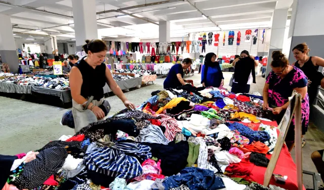 İzmir Bornova’da kıyafet pazarına büyük ilgi