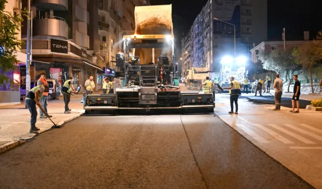 İzmir Bornova'da Mustafa Kemal Caddesi’nde gece mesaisi