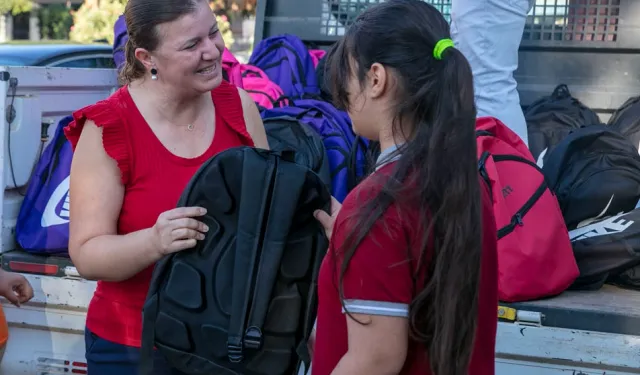 İzmir Güzelbahçe'de 2500 öğrenciye çanta ve kırtasiye desteği