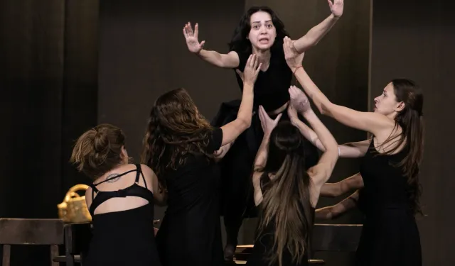 İzmir Şehir Tiyatroları'nın “Cadı Kazanı” provalarına devam