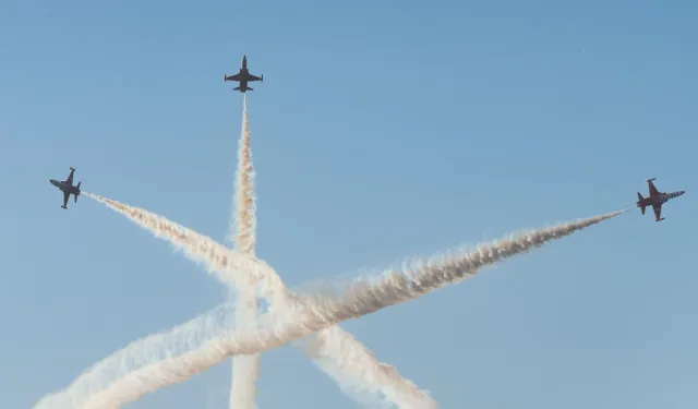 İzmir semalarında 'kurtuluş' coşkusu