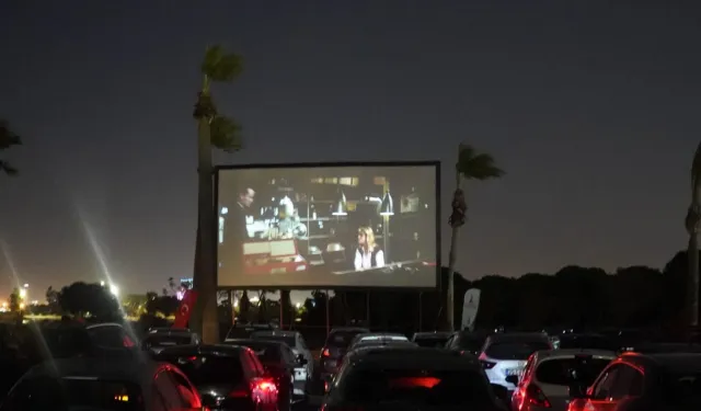 İzmir’de arabada film keyfi