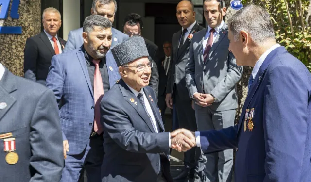 İzmir'de Başkan Tugay babasının madalyaları ile gazileri ağırladı