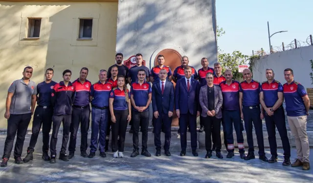 İzmir'de Başkan Tugay'dan itfaiye personeline ziyaret