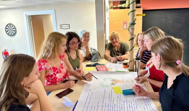 İzmir'de gençler ve çınarlar geleceği birlikte tasarladılar