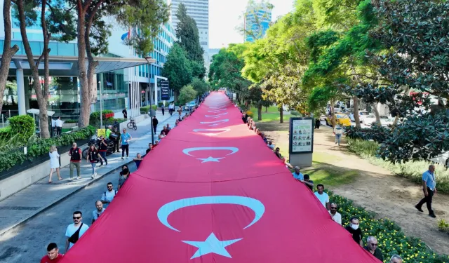 İzmir’de sessiz saygı: 350 metrelik Türk Bayrağıyla Zafer yürüyüşü