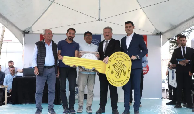 Kayseri Melikgazi Battalgazi'de 300 daire teslim etti