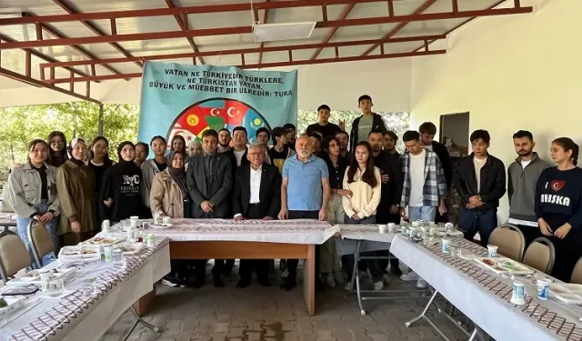 Memduh Büyükkılıç Türk Dünyası gençleriyle buluştu