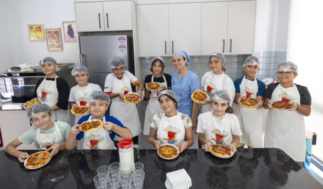 Mersin Mezitli'de minik şefler pizza yaptı