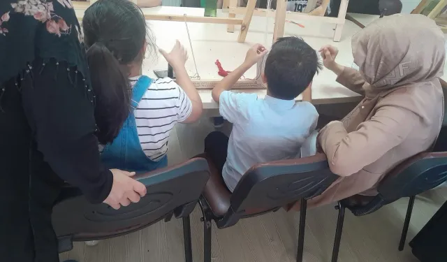 Nevşehirli çocuklar Halı Dokuma Atölyesi'nde